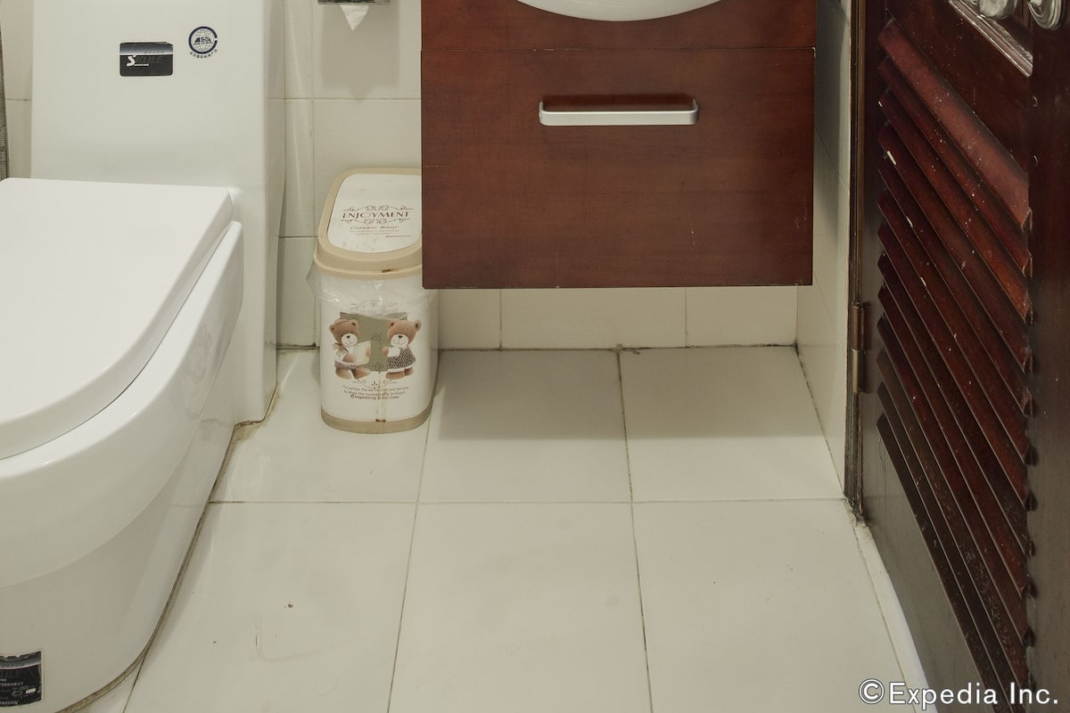 Bathroom | Shower, free toiletries, hair dryer, slippers