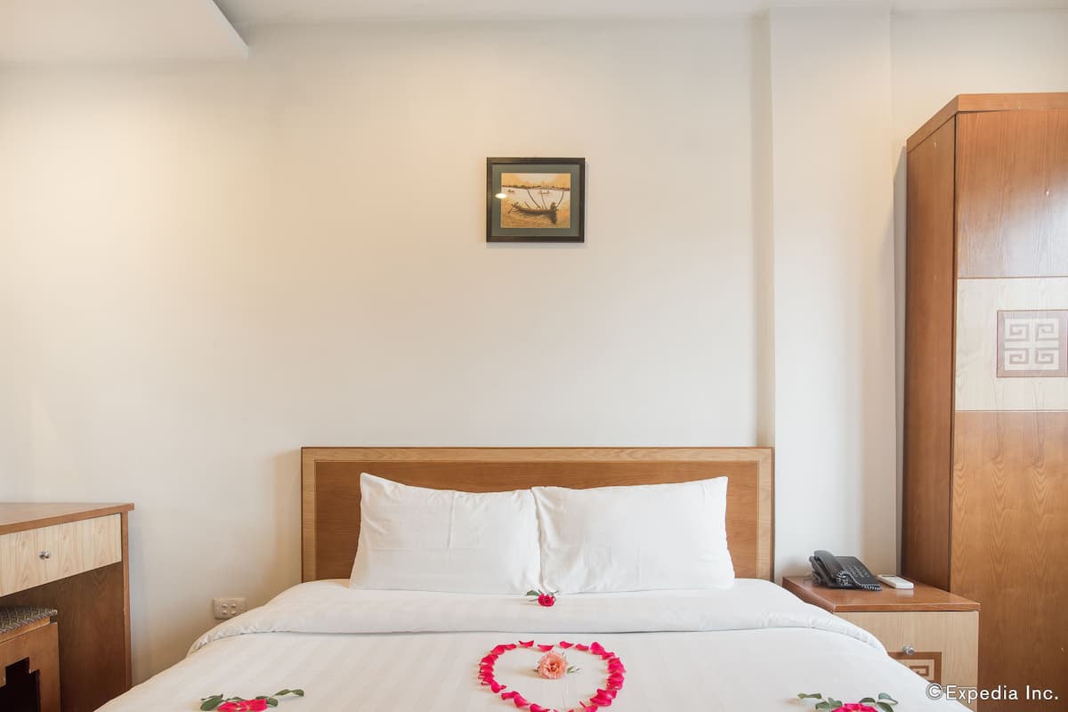 Minibar, desk, free WiFi, bed sheets