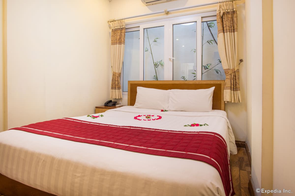 Minibar, desk, free WiFi, bed sheets
