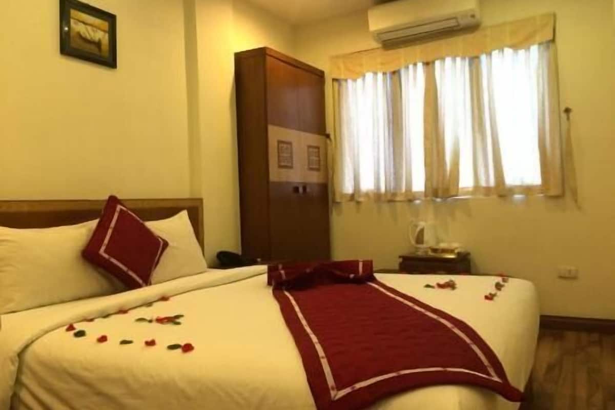 Minibar, desk, free WiFi, bed sheets