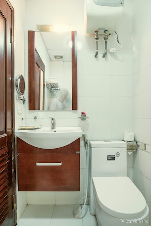 Shower, free toiletries, hair dryer, slippers - Hanoi Charming House (Hanoi)