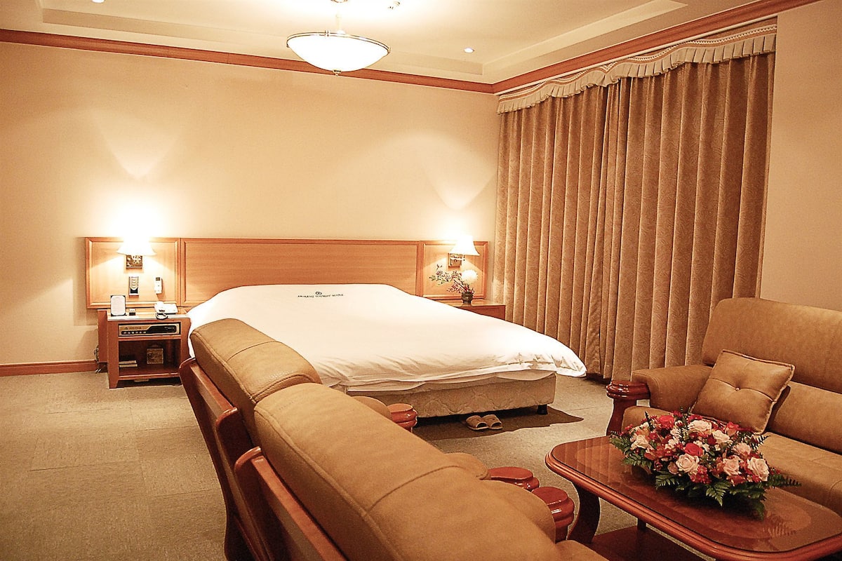 Minibar, desk, iron/ironing board, free WiFi