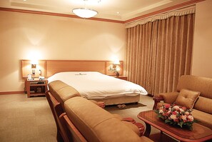 Suite Royal | Minibar, escritorio, tabla de planchar con plancha y wifi gratis