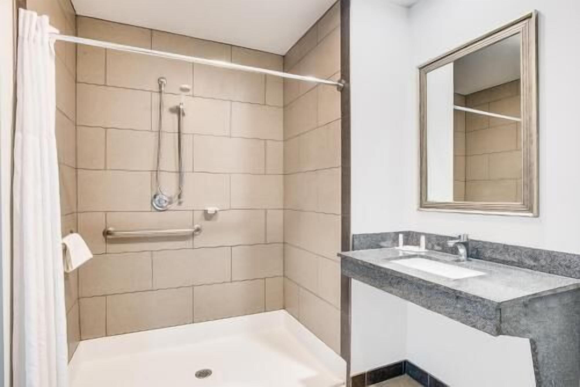 Badeværelse | Dybe badekar, gratis toiletartikler, hårtørrer, håndklæder