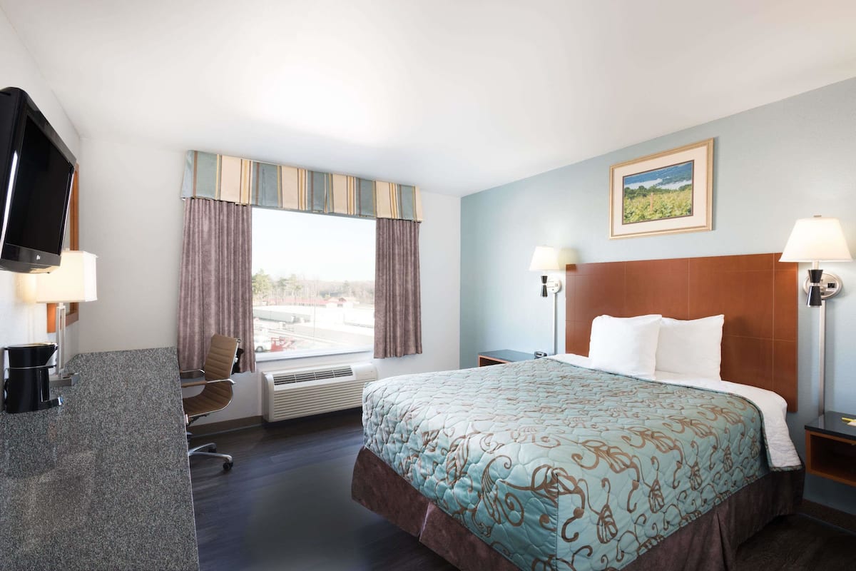 Desk, iron/ironing board, free WiFi, bed sheets