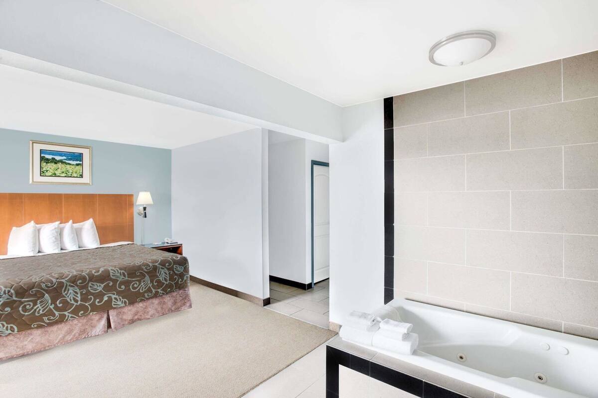 Escritorio, tabla de planchar con plancha, wifi gratis y ropa de cama