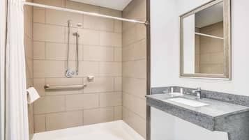 Komfortbadewanne, kostenlose Toilettenartikel, Haartrockner, Handtücher