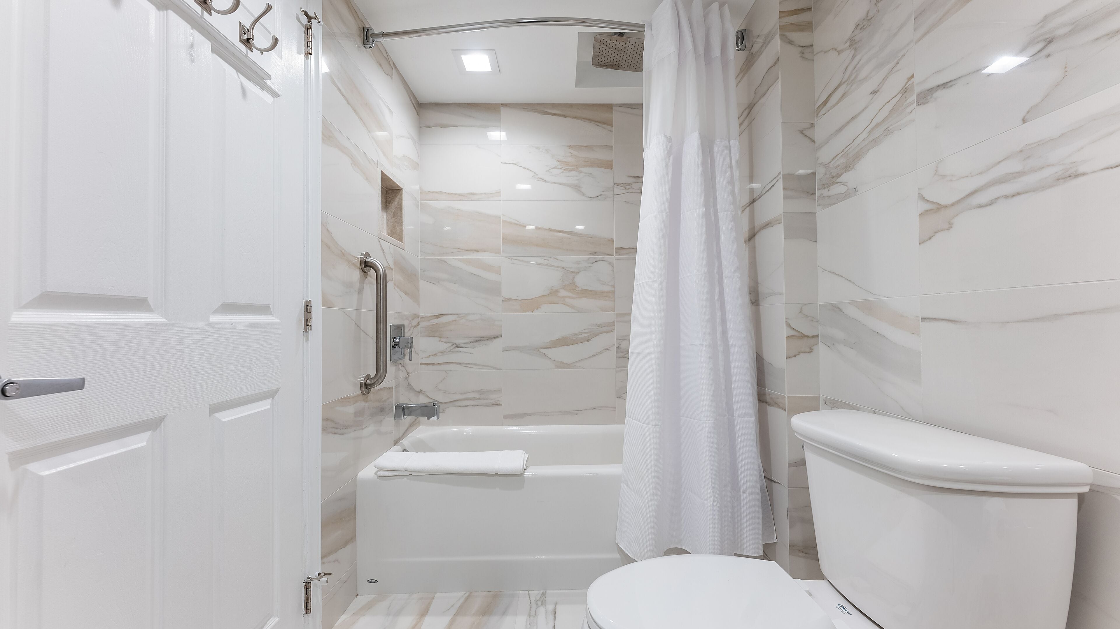 premium room (front ocean view - 2 queens) | bathroom | free toiletries, hair dryer, towels