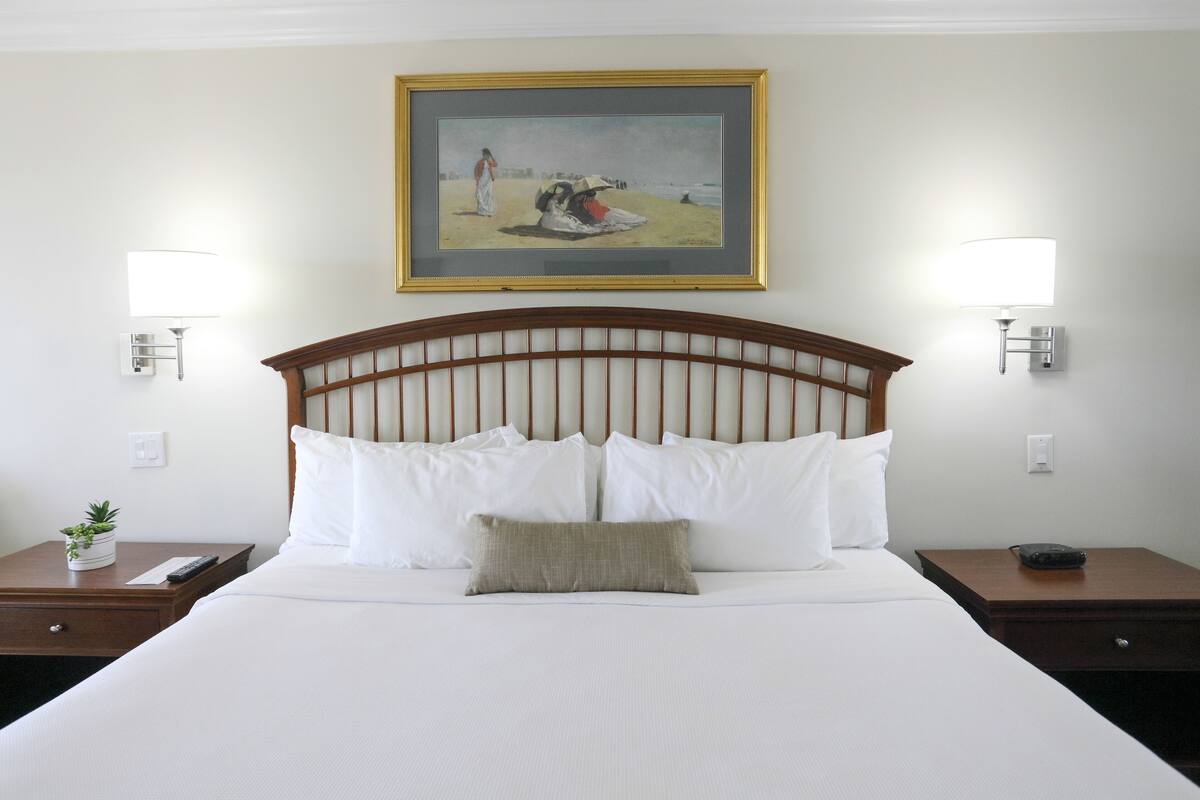 غرفة - سرير ملكي (Direct Ocean View NON-RENOVATED) | خزنة داخل الغرفة ومكواة/لوح كي وواي فاي مجانًا وملاءات أسرّة