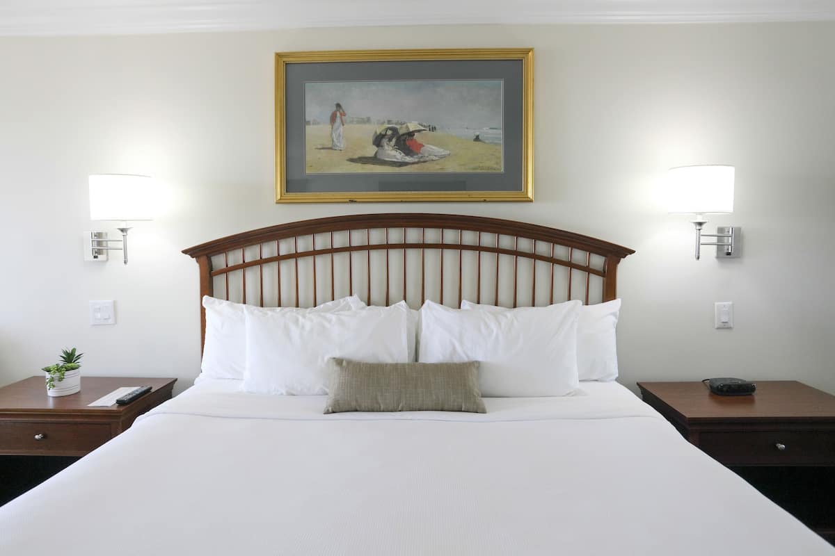 Room, 1 King Bed (Direct Ocean View NON-RENOVATED) | In-room safe, iron/ironing board, free WiFi, bed sheets
