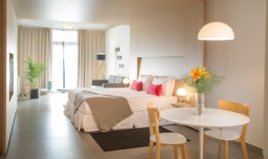 Edredons de pluma, camas com colchões pillow-top, cofres nos quartos