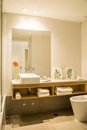 Een bad/douchecombinatie, gratis toiletartikelen, een haardroger