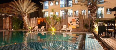 Outdoor pool, pool loungers