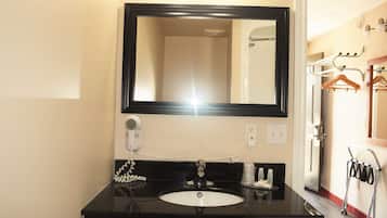 Combined shower/tub, free toiletries, towels