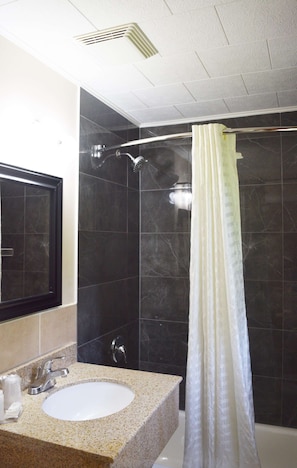 Combined shower/tub, free toiletries, towels