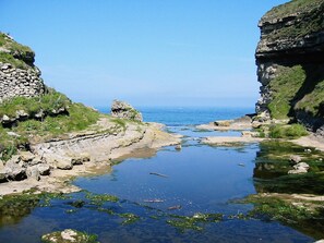 Sulla spiaggia, sabbia bianca, ombrelloni, teli da spiaggia