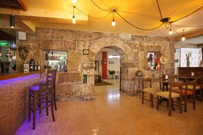 Bar (on property) - Hotel El Refugio (Alfoz de Lloredo)