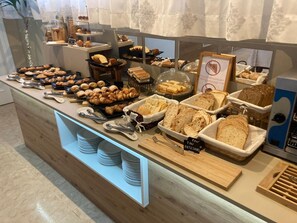 Colazione a buffet a pagamento, servita tutte le mattine 