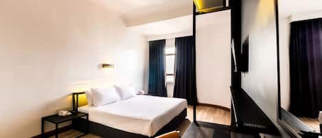 Escritorio, espacio para trabajar con laptop y wifi gratis