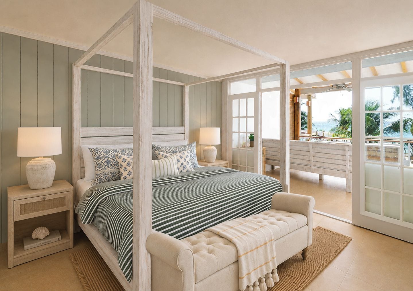 Un lit à baldaquin avec une couvre-lit à rayures, des lampes de chevet et une vue sur l’extérieur.