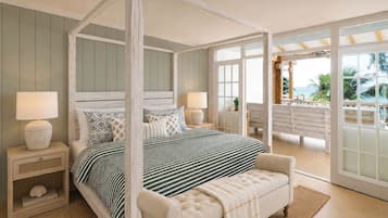 Un lit à baldaquin avec une couvre-lit à rayures, des lampes de chevet et une vue sur l’extérieur.