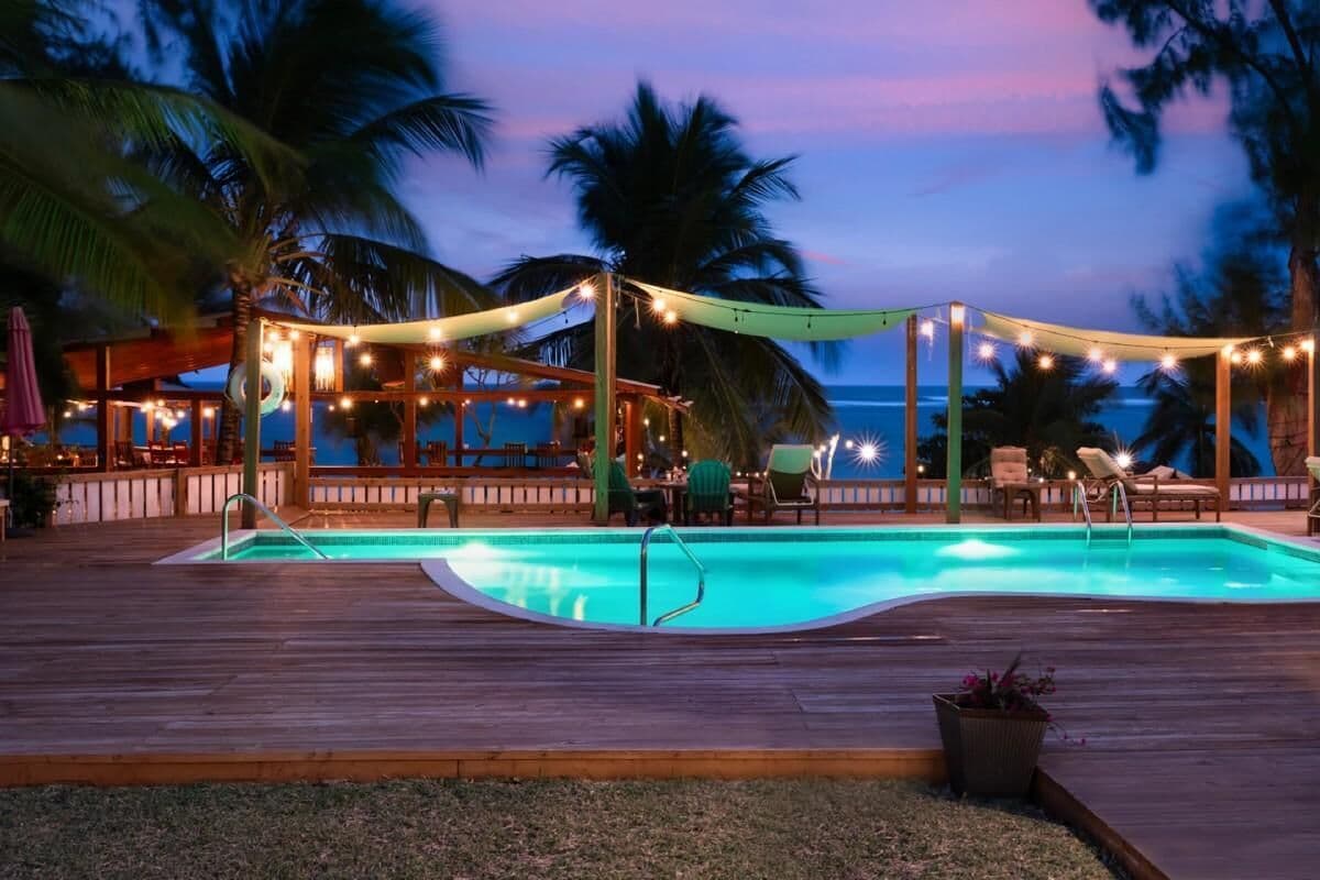 Piscina externa, guarda-sóis, espreguiçadeiras