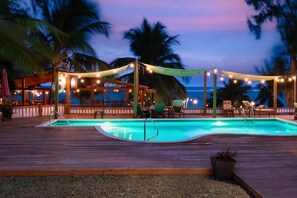 Kolam renang outdoor, dengan payung kolam renang dan kursi berjemur