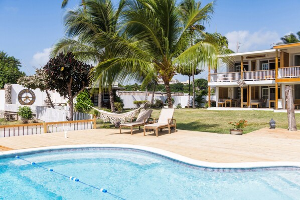 Piscina externa, guarda-sóis, espreguiçadeiras