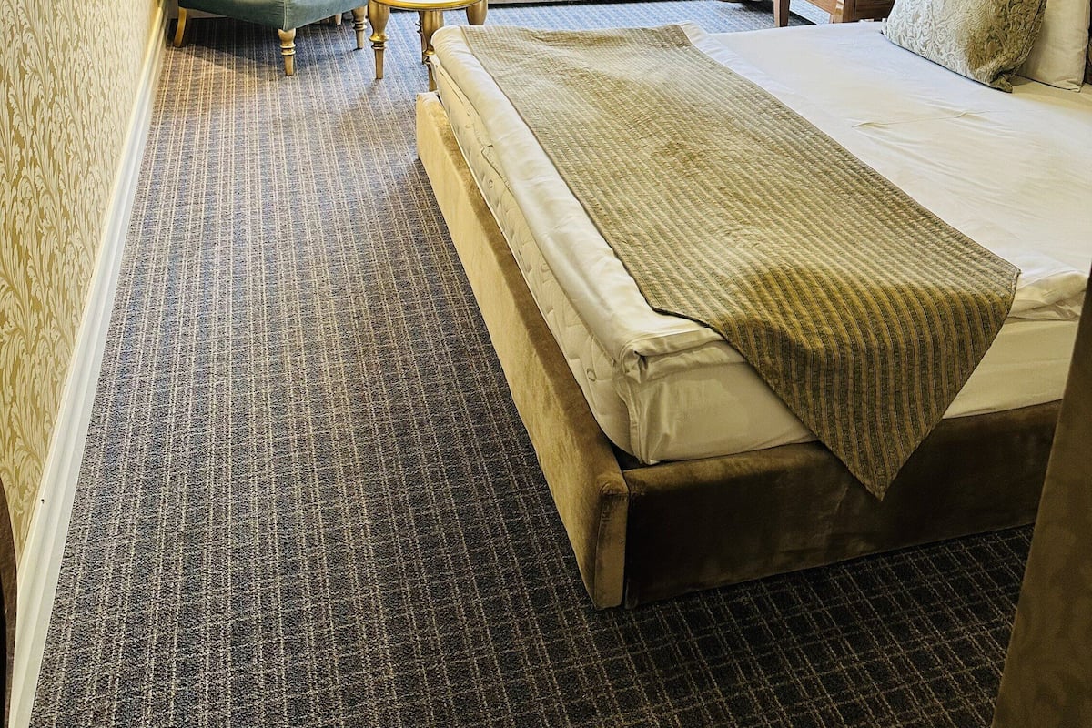 Deluxe Room, Lake View | 1 bedroom, minibar, in-room safe, desk