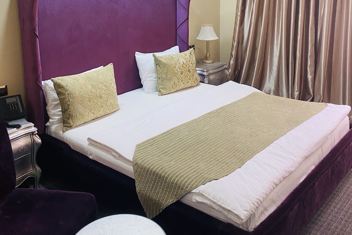 Deluxe Room, Garden View | 1 bedroom, minibar, in-room safe, desk