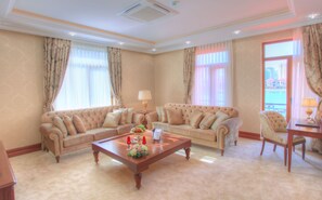 Suite prèmium, 1 dormitori, vistes al llac | Sala d'estar | Televisor LCD de 43 polzades amb canals per cable i televisor 