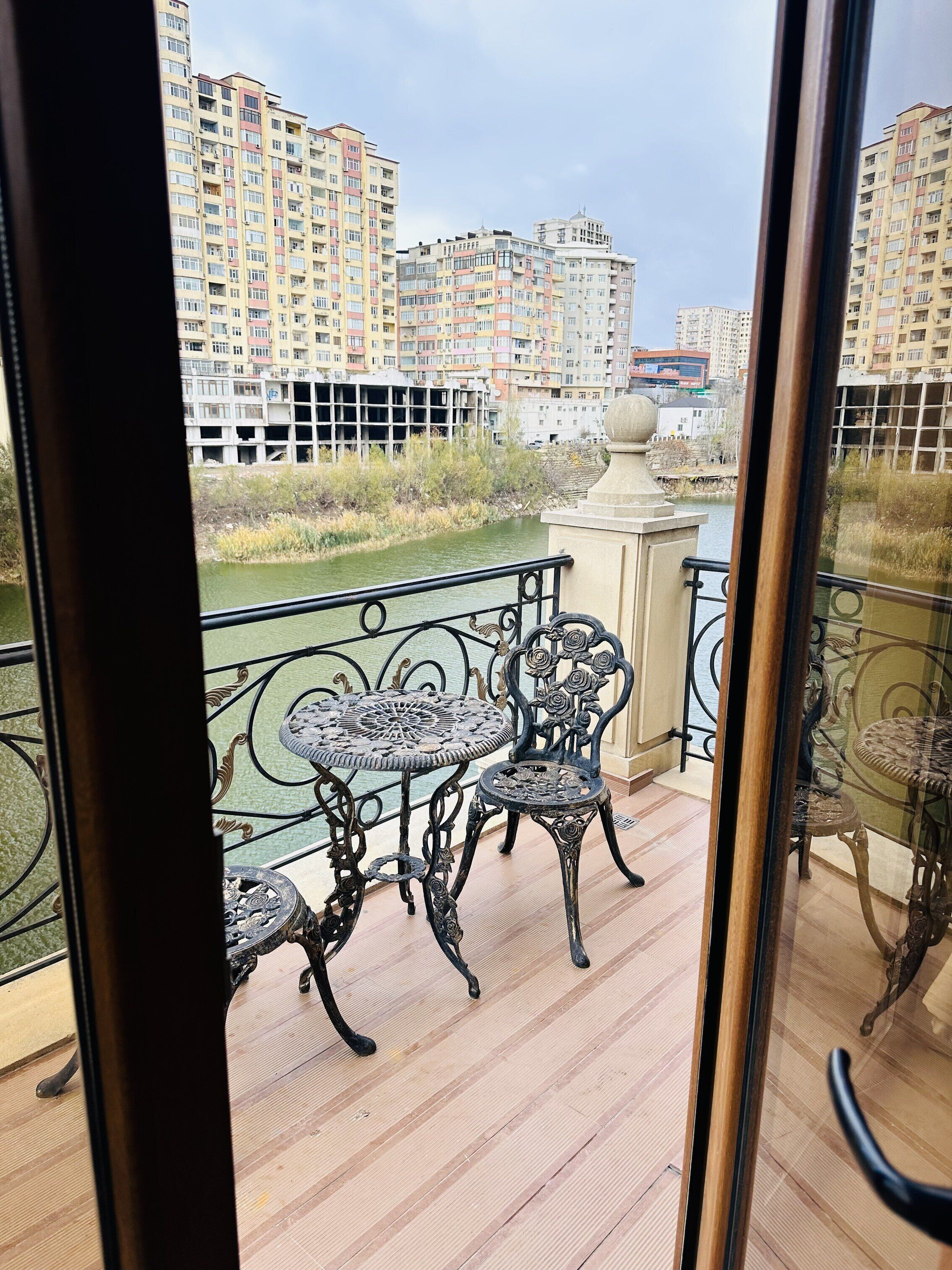 Deluxe Room, Lake View | 1 bedroom, minibar, in-room safe, desk