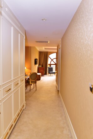 Deluxe Room, Lake View | 1 bedroom, minibar, in-room safe, desk