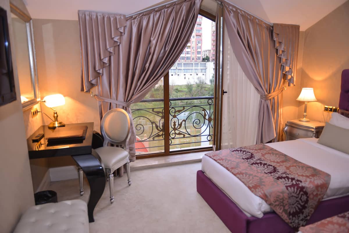 Deluxe Twin Room | 1 bedroom, minibar, in-room safe, desk