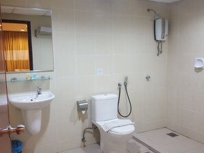 Shower, hair dryer, bidet, towels - Erya by Suria Johor Bahru (Johor Bahru)