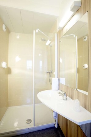 Douche, articles de toilette écologiques, sèche-cheveux