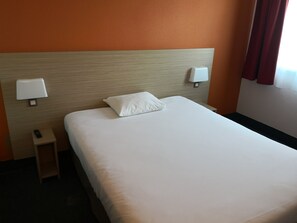 Standard Room, Multiple Beds | Premium bedding, desk, blackout drapes, soundproofing - Première Classe Istres (Istres)