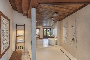 Separate tub and shower, free toiletries, hair dryer, bathrobes - Paradis Beachcomber Golf Resort & Spa (Le Morne)