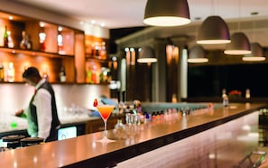 2 bars/lounges, cocktail bar