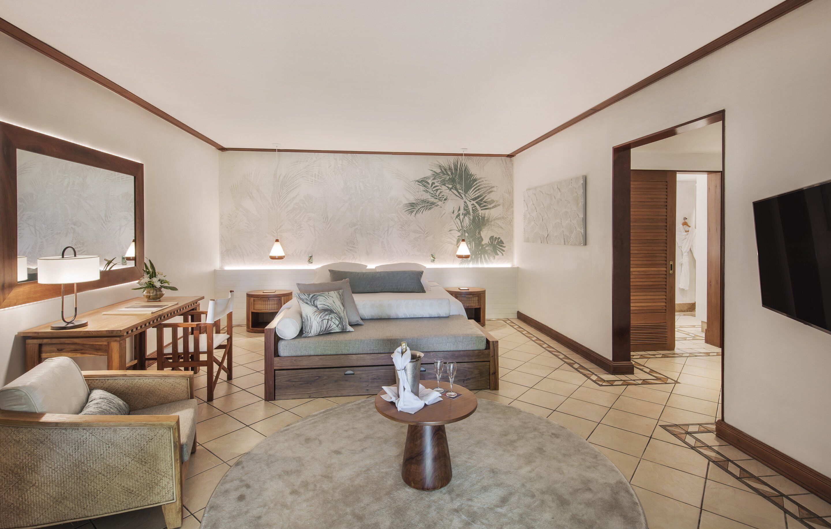 Minibar, caja de seguridad en la habitación y escritorio 