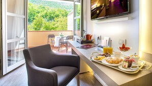 Premium bedding, down comforters, minibar, in-room safe - Guesia Village Hotel & Spa (Foligno)