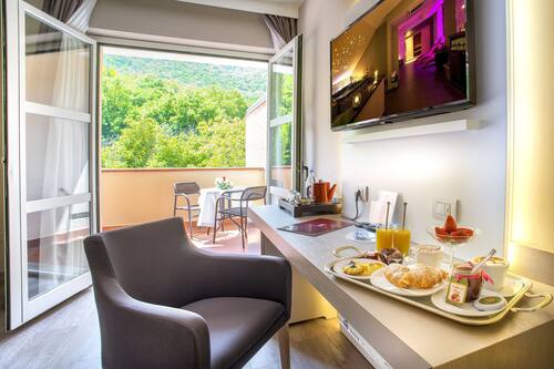 Roba de llit d'alta qualitat, cobrellits i minibar