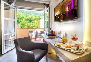 Roupas de cama premium, edredons de pluma, frigobar, cofres nos quartos