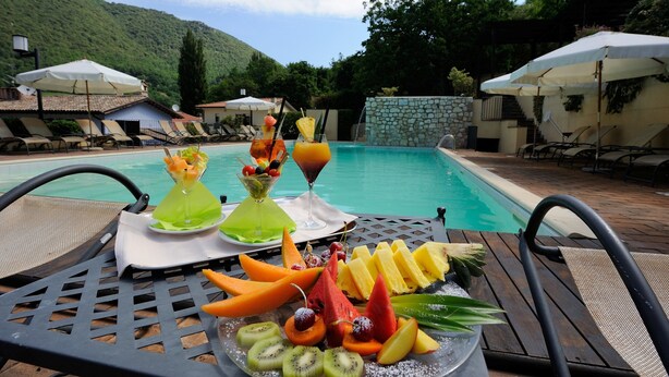2 outdoor pools, pool umbrellas, sun loungers - Guesia Village Hotel & Spa (Foligno)