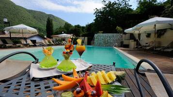 2 albercas al aire libre, sombrillas en la alberca y camastros