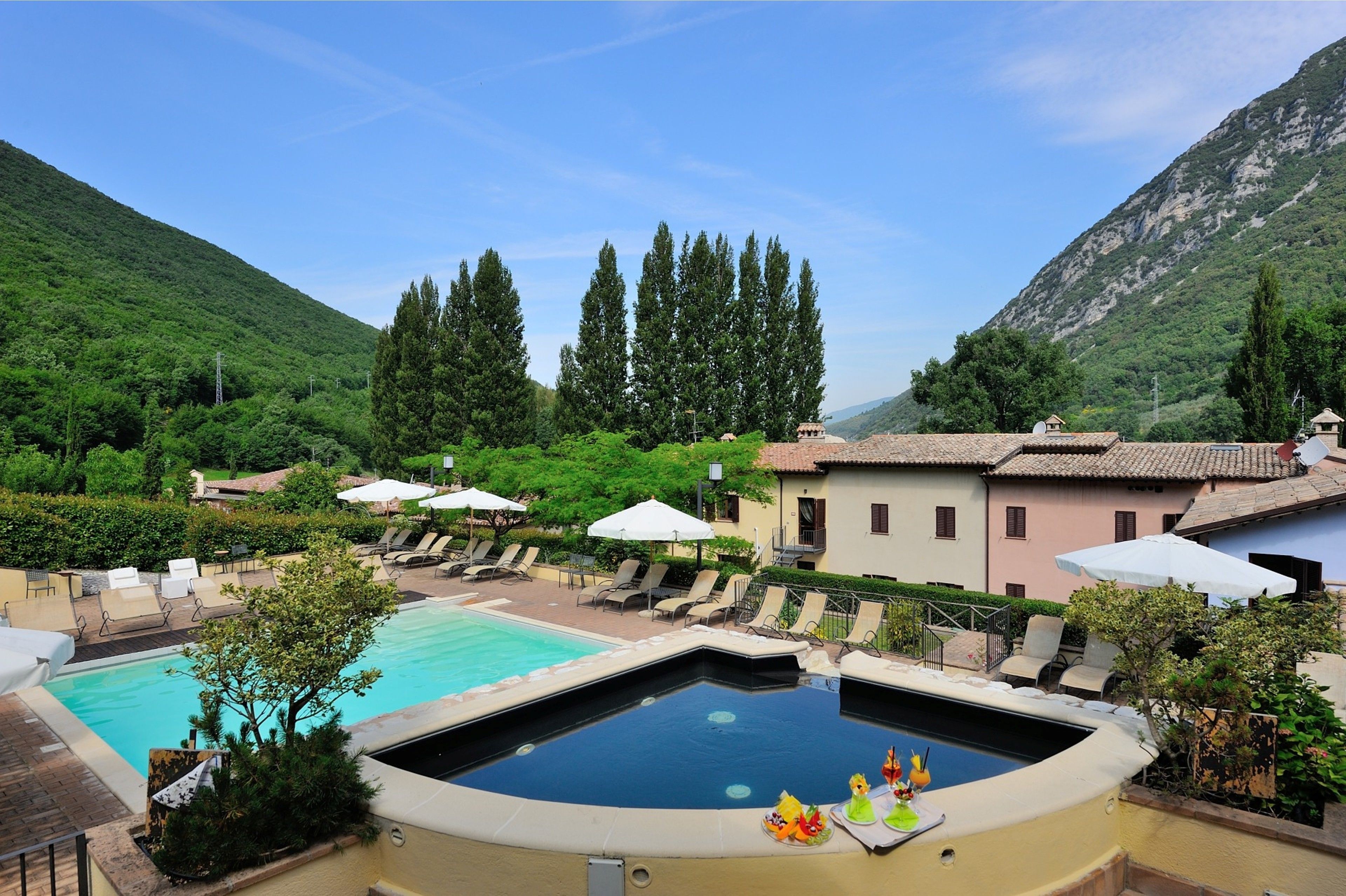 2 piscines extérieures, parasols de plage, chaises longues