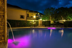 2 piscines extérieures, parasols de plage, chaises longues