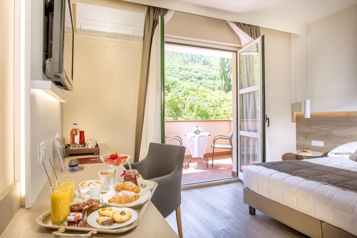 1 bedroom, premium bedding, down comforters, minibar