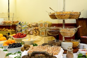 Petit déjeuner buffet (8 EUR par personne)