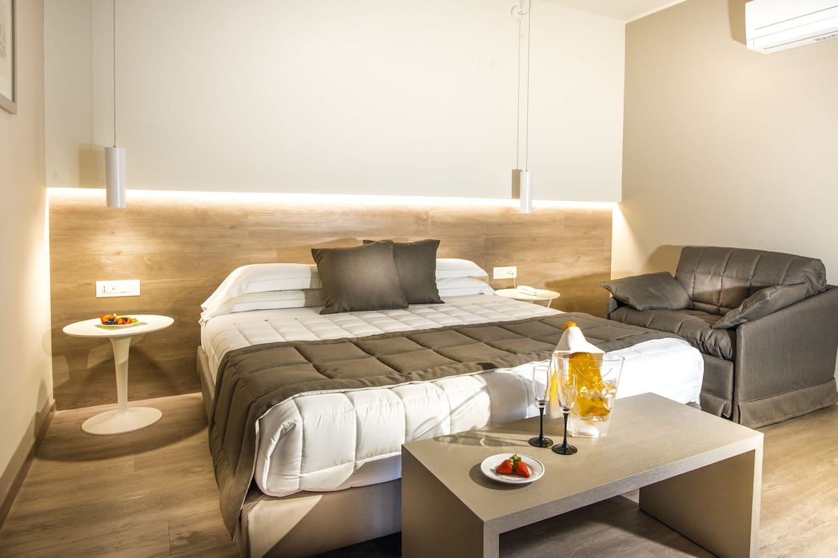 1 bedroom, premium bedding, down duvets, minibar